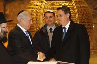 Jair Bolsonaro e Benjamin Netanyahu apertam as mãos