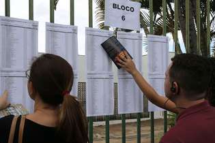 Candidatos aguardam abertura do portões do Enem de 2018 em Brasília