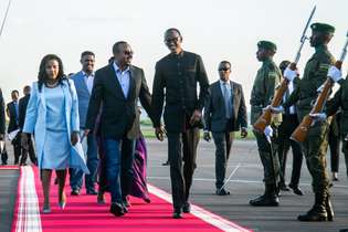 O presidente de Ruanda, Paul Kagame, recebe o primeiro-ministro da Etiópia, Abiy Ahmed, para o evento dos 25 anos do genocídio dos tutsi