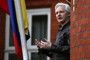 Julian Assange estava asilado na embaixada do Equador em Londres
