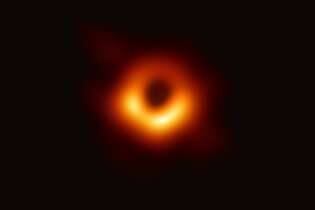 O buraco negro tem um apetite voraz, consumindo a massa equivalente a um Sol diariamente