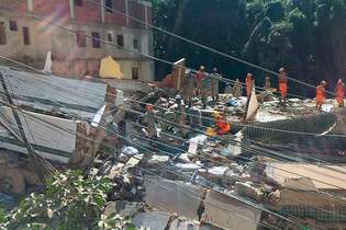 Equipes de resgate buscam vítimas nos escombros de prédios que desabaram no Rio