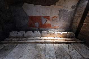 Vista do interior do palácio mostra as latrinas que eram usadas na época do Império Romano