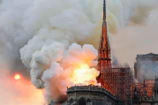 Descrição Catedral de Notre-Dame é assolada pelas chamas