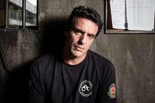Rodrigo Lombardi vive o carcereiro Adriano na série da Globo