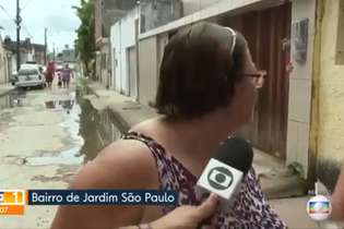 Mulher ficou presa durante reportagem ao vivo da Globo
