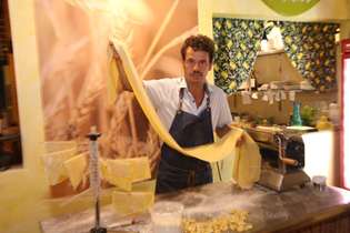 Natural de Bérgamo, na Itália, Roberto Viscardi prepara ele mesmo a massa numa cozinha-show no restaurante Basílico; entre os destaques, o ceviche como entrada