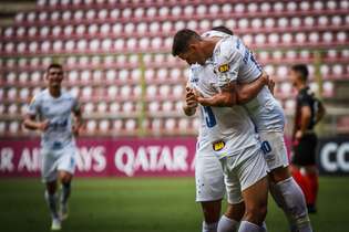 Jogadores do Cruzeiro celebram quinta vitória na Copa Libertadores, desta vez na Venezuela