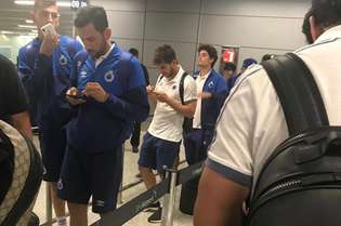 Delegação do Cruzeiro desembarca em Belo Horizonte após triunfo na Venezuela