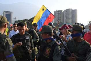 Militares tomam as ruas da Venezuela após convocação do líder da oposição Juan Guaidó