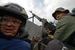 Militares venezuelanos tomam as ruas do país em meio a uma grave crise política