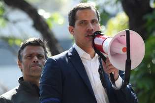 O líder da oposição Juan Guaidó faz discurso para os apoiadores na Venezuela