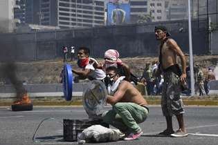 Apoiadores de Guaidó e Maduro se enfrentam nas ruas de Caracas