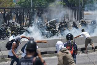 Manifestantes e policiais do presidente Nicolás Maduro entraram em confronto
