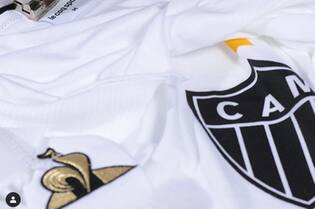 Camisa do Atlético sendo ainda costurada, em peça promocional da Le Coq
