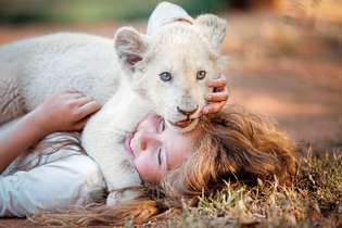 A atriz Daniah de Villiers e o leão Charlie