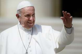 O papa Francisco pediu neste domingo (9) que o mundo aprenda com a história