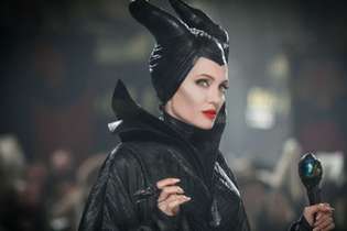 Angelina Jolie interpreta Malévola, personagem que dá nome ao filme