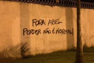 Muro pichado por torcedores pedindo a saída do técnico Abel Braga