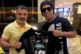 Vice-Presidente do Galo FA, Eddie Aragão entregou a nova camisa do time alvinegro para Ronaldinho Gaúcho