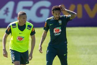 Richarlison e Neymar no treino da seleção em Teresópolis