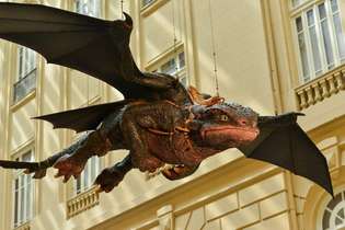 Com 200 kg e seis metros de uma asa à outra, dragão Banguela é uma das atrações da disputada exposição