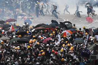 Manifestantes enfrentam a polícia nas ruas de Hong Kong