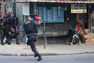 Policiais militares em confronto em comunidade no Rio de Janeiro