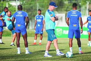 Técnico Mano Menezes planeja período de descanso seguido de treinos em tempo integral para preparar jogadores do Cruzeiro durante a parada para a Copa América