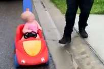 No vídeo, o policial que é pai da garotinha a aborda e pede que ela lhe entregue sua licença para dirigir