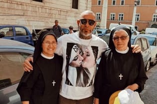 Henrique Fogaça publicou foto polêmica ao lado de freiras no Vaticano