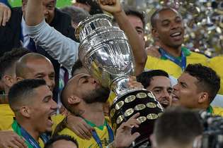 O capitão da seleção Daniel Alves foi escolhido o melhor jogador da Copa América 2019