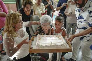 Delia Barroso, de 102 anos, é uma das cubanas do programa de saúde que pretende chegar aos 120