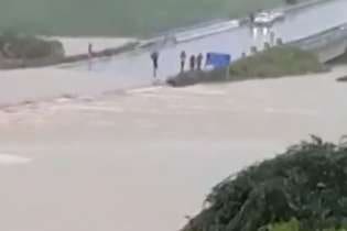 Imagens mostram a força das águas dispensadas da barragem de Quati após seu rompimento