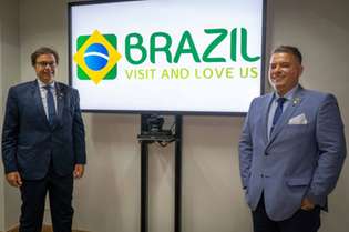 Gilson Machado Neto, presidente da Embratur, e Osvaldo Matos de Melo Júnior (direita), diretor de Marketing