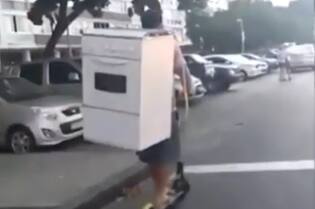 Homem transportou fogão em patinete elétrico