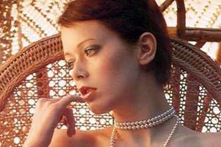 No longa "Emmanuelle", a modelo que dá nome ao filme vive aventurais sexuais ao lado do marido, em Bangcoc, na Tailândia