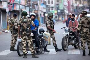 Um forte aparato policial foi enviado às ruas de Jammu, na Caxemira
