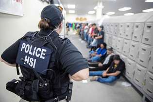 Policial norte-americana vigia os imigrantes que foram presos sem documentos