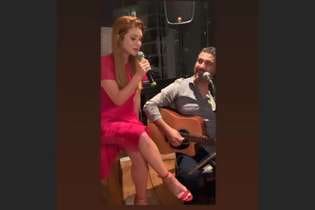 Marina Ruy Barbosa cantou uma versão de "Eu Sei que Vou Te Amar", de Vinicius de Moraes e Tom Jobim