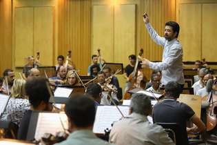 O maestro Sérgio Gomes comanda o ensaio da Orquestra Sinfônica de Minas Gerais