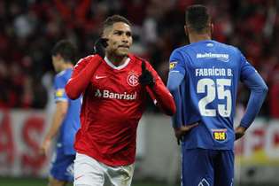 Guerrero comemora o primeiro gol do Internacional contra o Cruzeiro no Beira-Rio