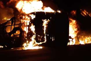 Ônibus e carreta entraram em combustão após a colisão na BR-365; motorista do caminhão morreu na hora