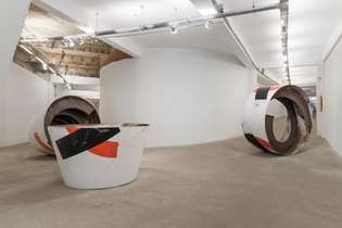 "Mix (Boom)", de Alexandre da Cunha, também está na mostra “Visão Geral”, que propõe provocar o debate de questões da escultura contemporânea, como abstração, tridimensionalidade e ressignificação de objetos do cotidiano