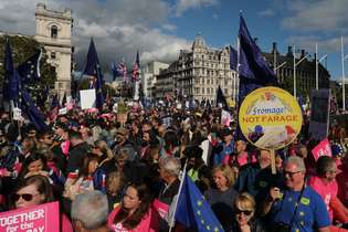 Manifestantes com cartazes e bandeiras da UE e da União se reúnem na Praça do Parlamento, no centro de Londres