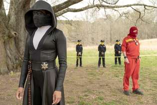 Regina King mascarada em cena de Watchmen