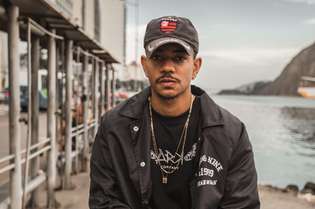 O rapper capixaba Cesar MC, 22, protesta contra as políticas de segurança atuais por meio de sua música