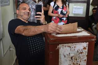 Homem tira selfie durante votação; eleições caminham para um segundo turno segundo pesquisas
