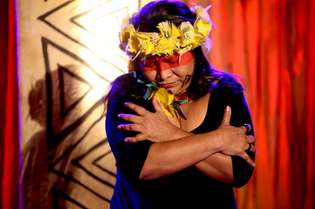Em cena, a atriz macapaense Lucia Morais narra lendas que permeiam a região amazônica