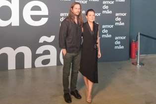 Adriana Esteves posou ao lado do marido, Vladimir Brichta, que também integra o elenco da novela